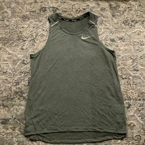 Nike green tank top rise 365